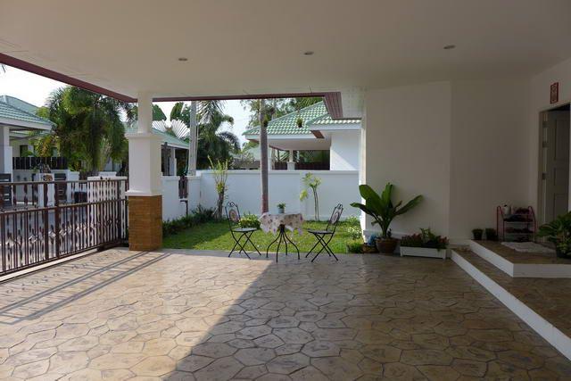 House For Sale Pattaya showing the carport terrace House For Sale Pattaya showing the carport terrace