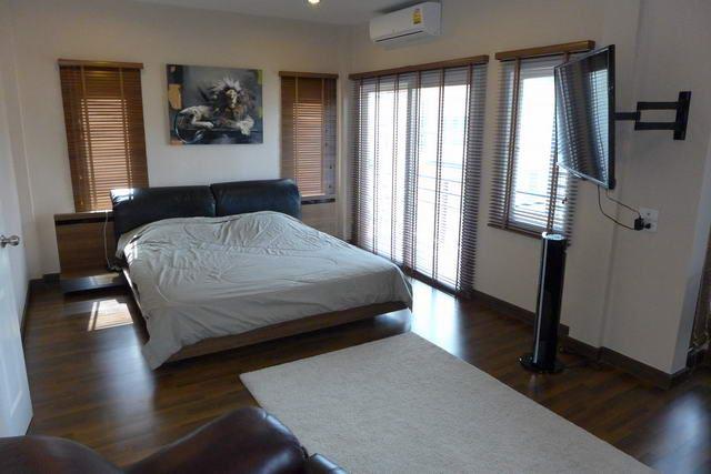 House For Sale Pattaya showing the master bedroom House For Sale Pattaya showing the master bedroom
