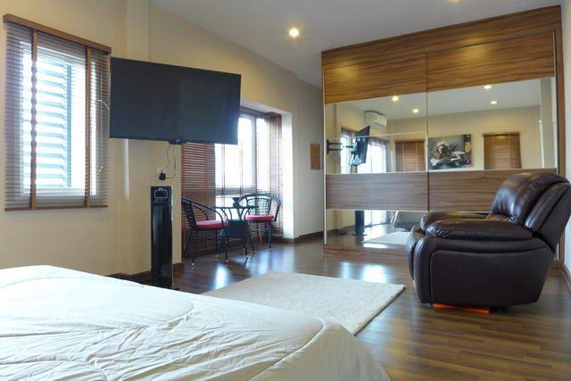 House For Sale Pattaya showing the master bedroom suite House For Sale Pattaya showing the master bedroom suite