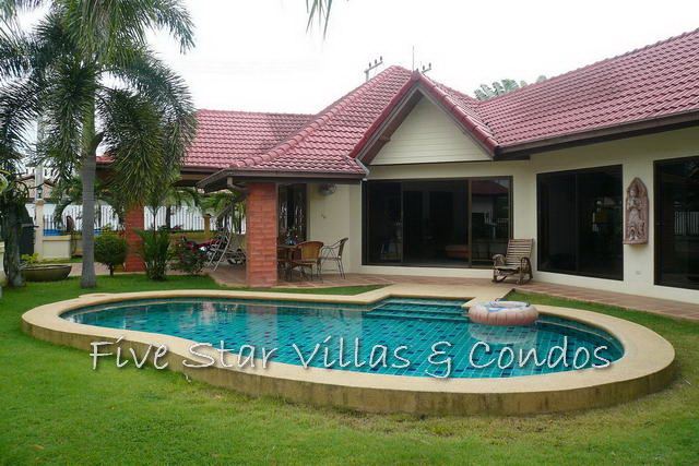 3-bedroom pool villa in private residential estate House East Pattaya