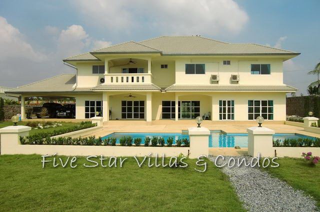Large family-sized 4-bedroom home with private swimming pool House Mabprachan