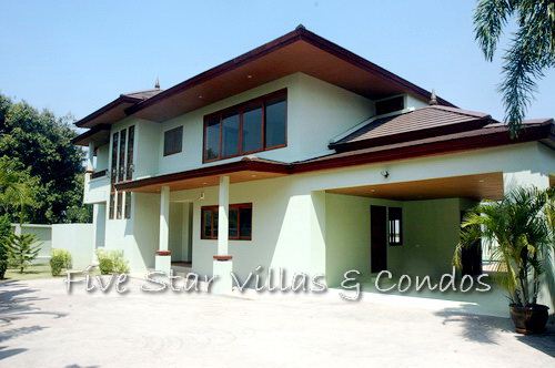 Large family-sized pool villa on the golf course House Huay Yai