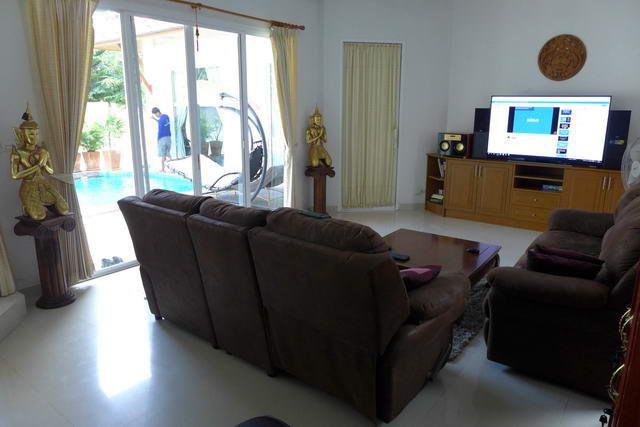 House For Sale East Pattaya showing the living room House For Sale East Pattaya showing the living room