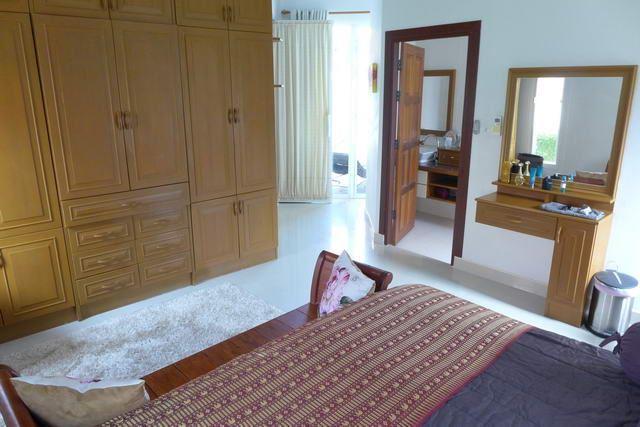 House for sale East Pattaya showing the master bedroom suite House for sale East Pattaya showing the master bedroom suite