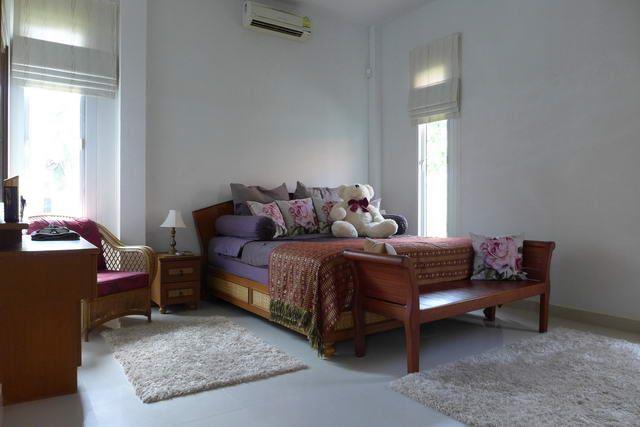 House For Sale East Pattaya showing the master bedroom House For Sale East Pattaya showing the master bedroom