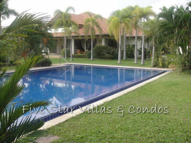 Great pool villa on large plot of land House East Pattaya