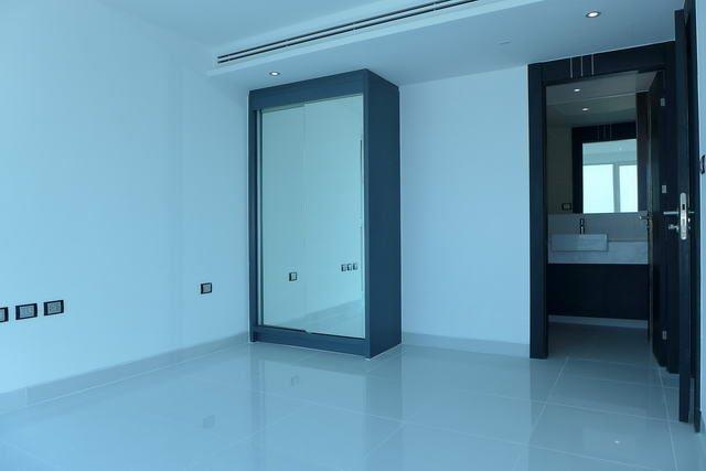 Condominium for sale Pratumnak Hill showing the master bedroom with en-suite Condominium for sale Pratumnak Hill showing the master bedroom with en-suite
