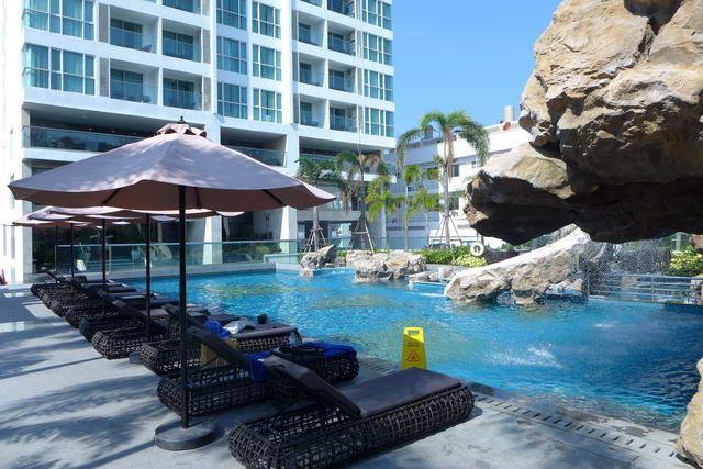 Condominium for sale Pratumnak Hill showing the communal swimming pool Condominium for sale Pratumnak Hill showing the communal swimming pool