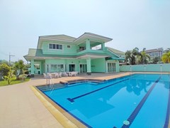 House for rent North Pattaya showing the house, terrace and pool 
