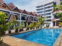 House for rent Pratumnak Pattaya showing the communal swimming pool