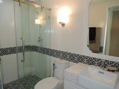 The Orient Resort and Spa Jomtien showing a bathroom