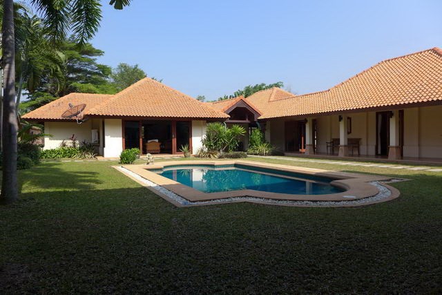 House For Rent Bangsaray Pattaya showing the house and swimming pool House For Rent Bangsaray Pattaya showing the house and swimming pool