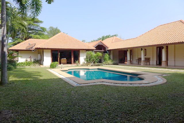 House For Rent Bangsaray Pattaya showing the house and swimming pool House For Rent Bangsaray Pattaya showing the house and swimming pool