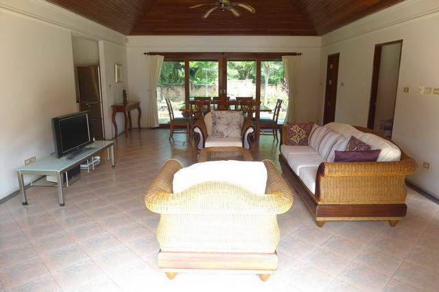 House For Rent Bangsaray Pattaya showing the living and dining areas House For Rent Bangsaray Pattaya showing the living and dining areas
