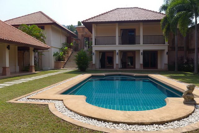 House For Rent Bangsaray Pattaya showing the private swimming pool and house House For Rent Bangsaray Pattaya showing the private swimming pool and house