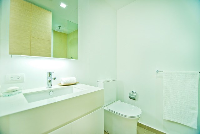 Southpoint Pattaya showing a bathroom suite