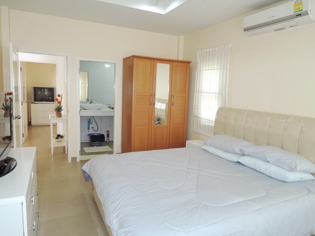 House for rent Pattaya showing the master bedroom suite