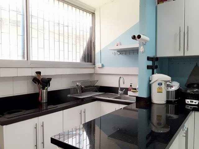 House for rent Central Pattaya showing the U-shaped kitchen House for rent Central Pattaya showing the U-shaped kitchen