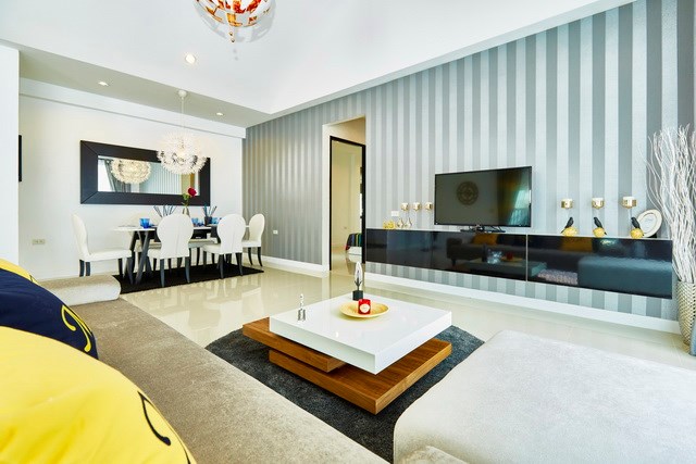 House for sale Pattaya showing the living and dining areas House for sale Pattaya showing the living and dining areas