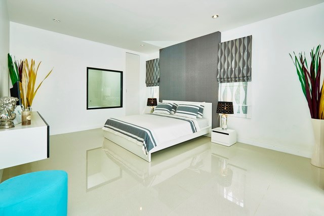 House for sale Pattaya showing the master bedroom suite House for sale Pattaya showing the master bedroom suite