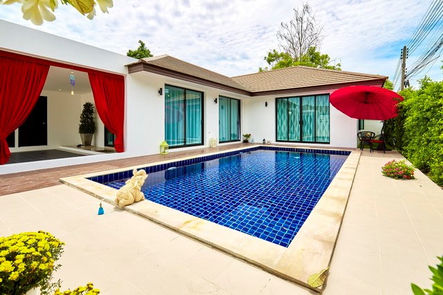 House for sale Pattaya showing the pool and covered terrace option House for sale Pattaya showing the pool and covered terrace option