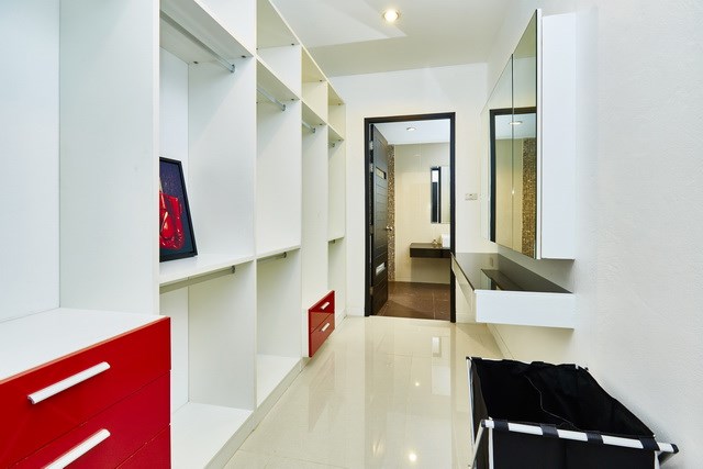 House for sale Pattaya showing the walk-n wardrobes House for sale Pattaya showing the walk-n wardrobes