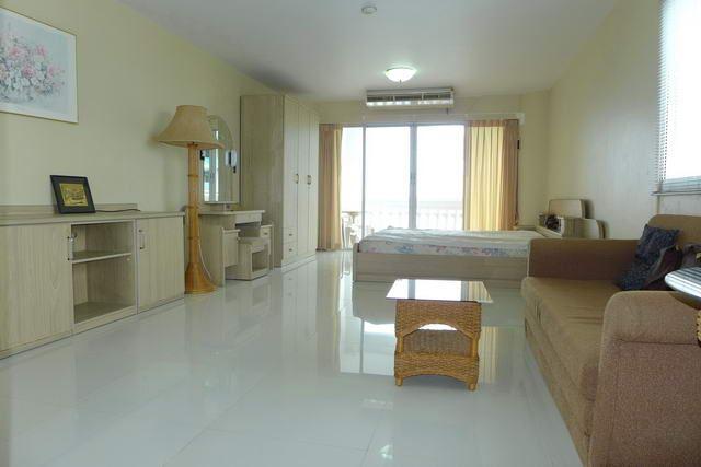 Condominium for sale in Naklua showing the large bedroom