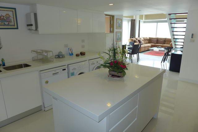 Condominium for sale Naklua showing the island-style kitchen Condominium for sale Naklua showing the island-style kitchen