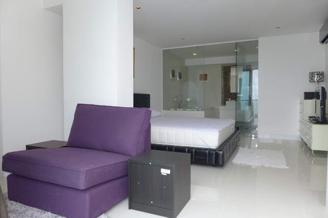 Condominium for sale Naklua showing the master bedroom suite Condominium for sale Naklua showing the master bedroom suite