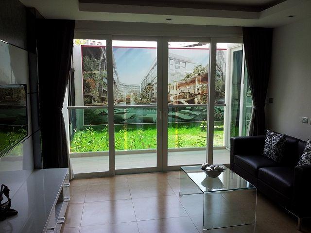 Condominium For Sale Pattaya showing the living room Condominium For Sale Pattaya showing the living room