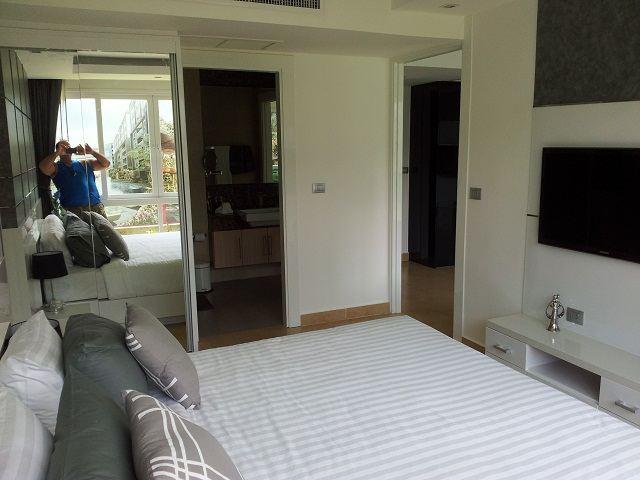 Condominium For Sale Pattaya showing the bedroom suite Condominium For Sale Pattaya showing the bedroom suite