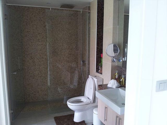 Condominium For Sale Pattaya showing the bathroom Condominium For Sale Pattaya showing the bathroom