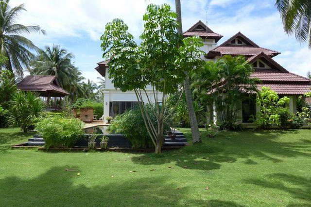 House For Sale Huay Yai showing the house and garden House For Sale Huay Yai showing the house and garden