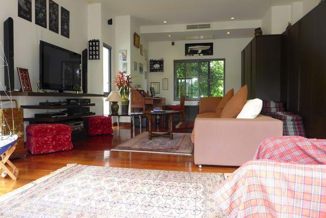 House For Sale Huay Yai showing a living area House For Sale Huay Yai showing a living area