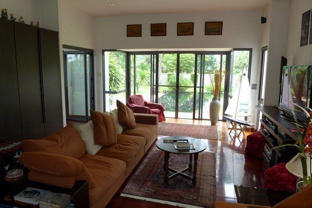 House For Sale Huay Yai showing the living room House For Sale Huay Yai showing the living room