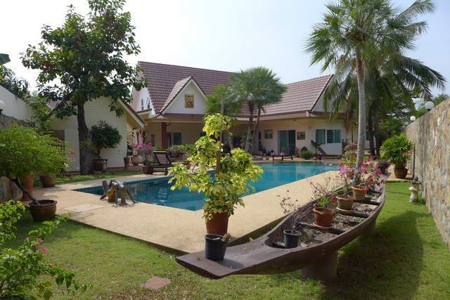 House For Sale Huay Yai showing house garden and pool House For Sale Huay Yai showing house garden and pool