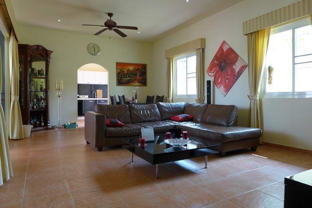 House For Sale Huay Yai showing the large living area House For Sale Huay Yai showing the large living area