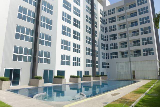 Condominium For Sale South Pattaya showing the condo building and pool Condominium For Sale South Pattaya showing the condo building and pool