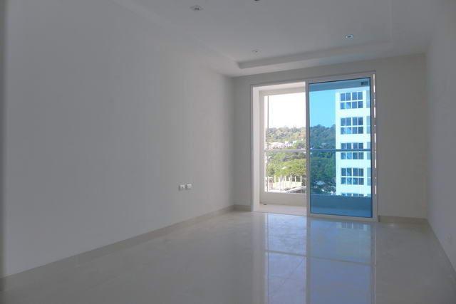 Condominium For Sale South Pattaya showing the balcony area Condominium For Sale South Pattaya showing the balcony area