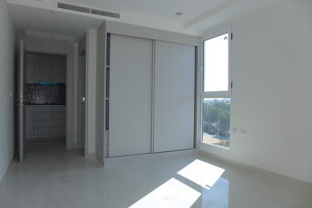 Condominium For Sale South Pattaya showing the bedroom suite Condominium For Sale South Pattaya showing the bedroom suite