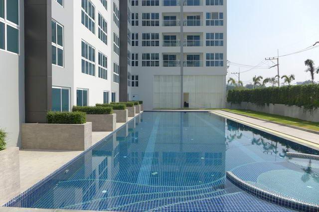 Condominium For Sale South Pattaya showing the communal pool Condominium For Sale South Pattaya showing the communal pool