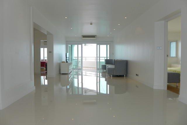 Condominium For Sale Ban Amphur Na Jomtien showing the large living area Condominium For Sale Ban Amphur Na Jomtien showing the large living area