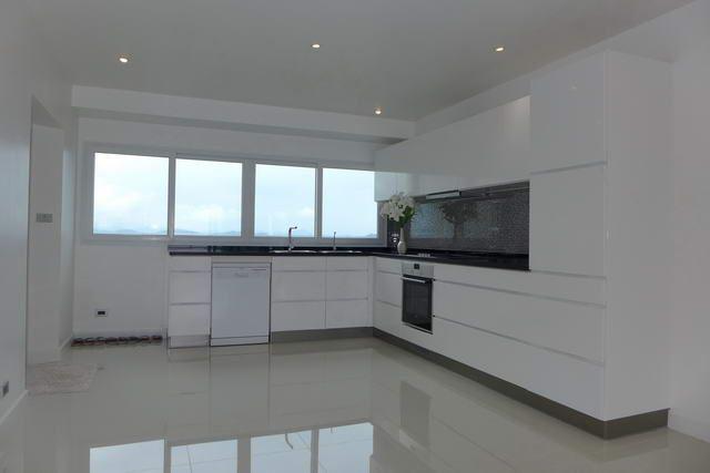 Condominium For Sale Ban Amphur Na Jomtien showing the large kitchen Condominium For Sale Ban Amphur Na Jomtien showing the large kitchen