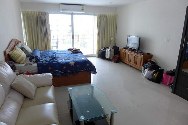 Condominium For Sale Jomtien showing the living area Condominium For Sale Jomtien showing the living area