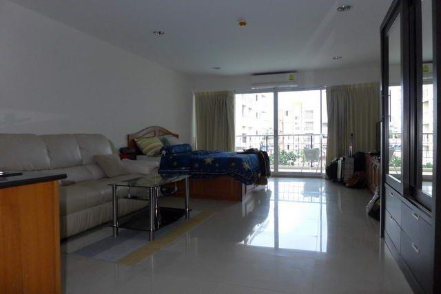 Condominium For Sale Jomtien showing the large studio Condominium For Sale Jomtien showing the large studio
