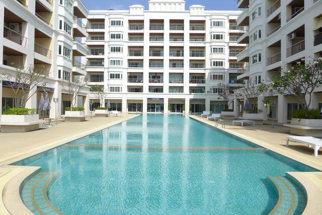 Condominium For Sale Jomtien showing the condo and pool Condominium For Sale Jomtien showing the condo and pool