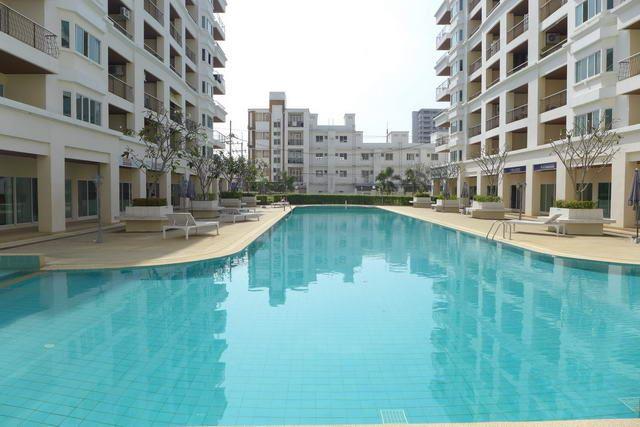 Condominium For Sale Jomtien showing the communal pool Condominium For Sale Jomtien showing the communal pool