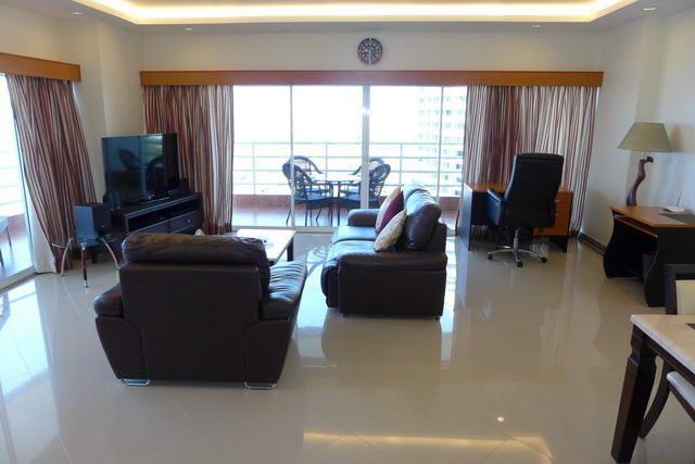 Condominium for sale in Jomtien showing the living area Condominium for sale in Jomtien showing the living area