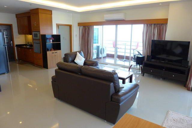 Condominium for sale in Jomtien showing the living area and kitchen Condominium for sale in Jomtien showing the living area and kitchen