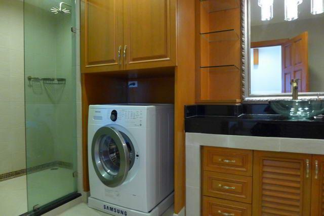 Condominium for sale in Jomtien showing the bathroom with washing machine Condominium for sale in Jomtien showing the bathroom with washing machine